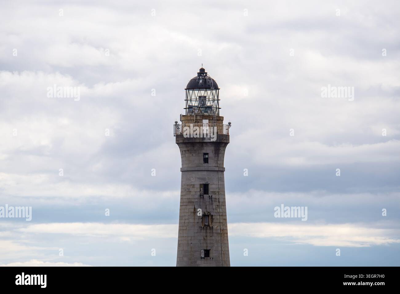 Chicken Rock Lighthouse, am Chicken Rock, nur am Kalb des Menschen, Isle of man, Irische See. Leuchtturm mit bewölktem Himmel im Hintergrund, Bild zeigt Stockfoto