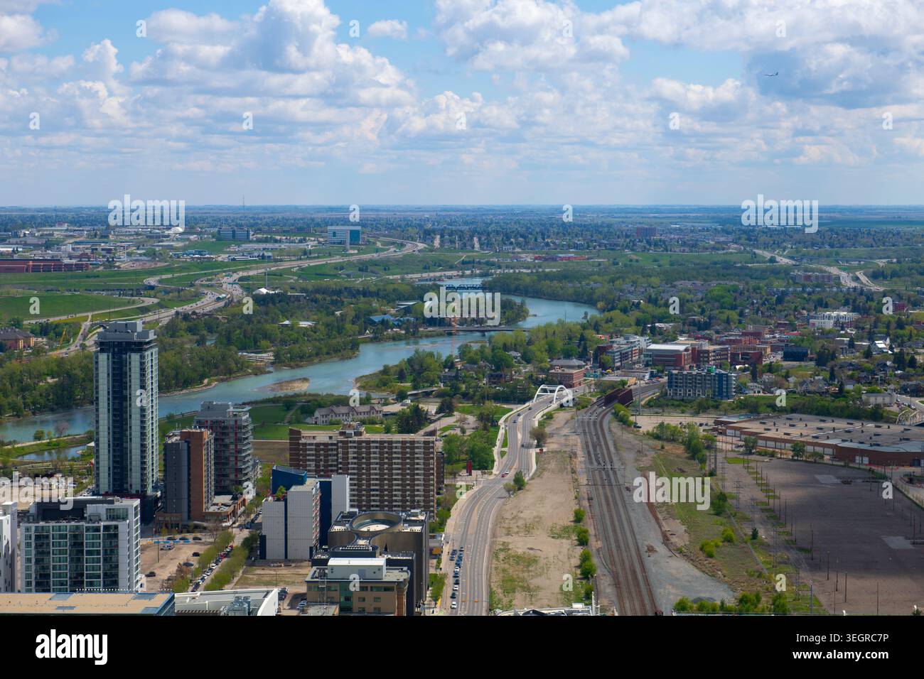 Blick auf den Bow River und St George's Island aus der Vogelperspektive von der Aussichtsplattform des Calgary Tower, Calgary, Alberta ab, Kanada. Stockfoto