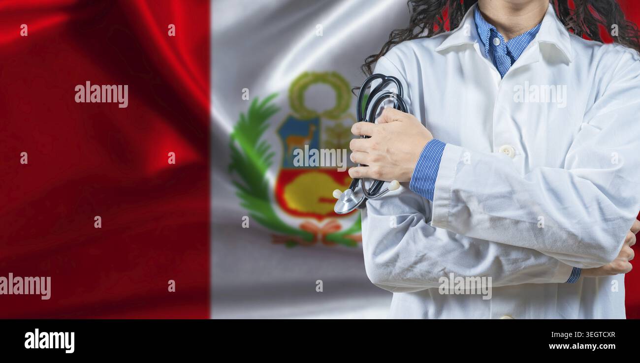 Gesundheitsfachkraft mit Peru Flagge Hintergrund. Professioneller Arzt mit Stethoskop auf peruanischem Flaggenhintergrund Stockfoto