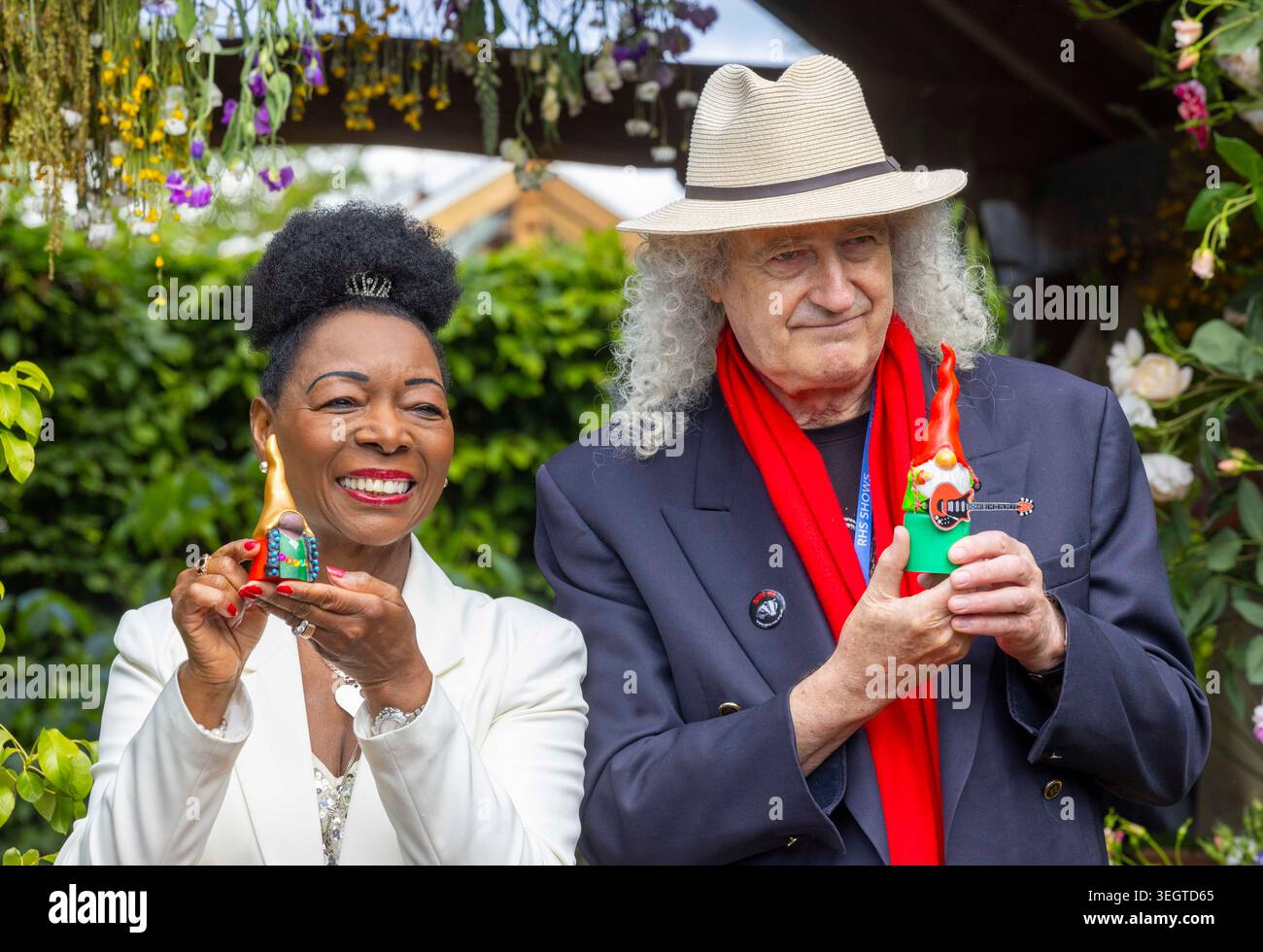 Baroness Floella Benjamin und Sir Brain May mit Gnomen, die sie gemalt haben, um Geld für die RHS-Kampagne für School Gardening in Chelsea zu sammeln. Stockfoto