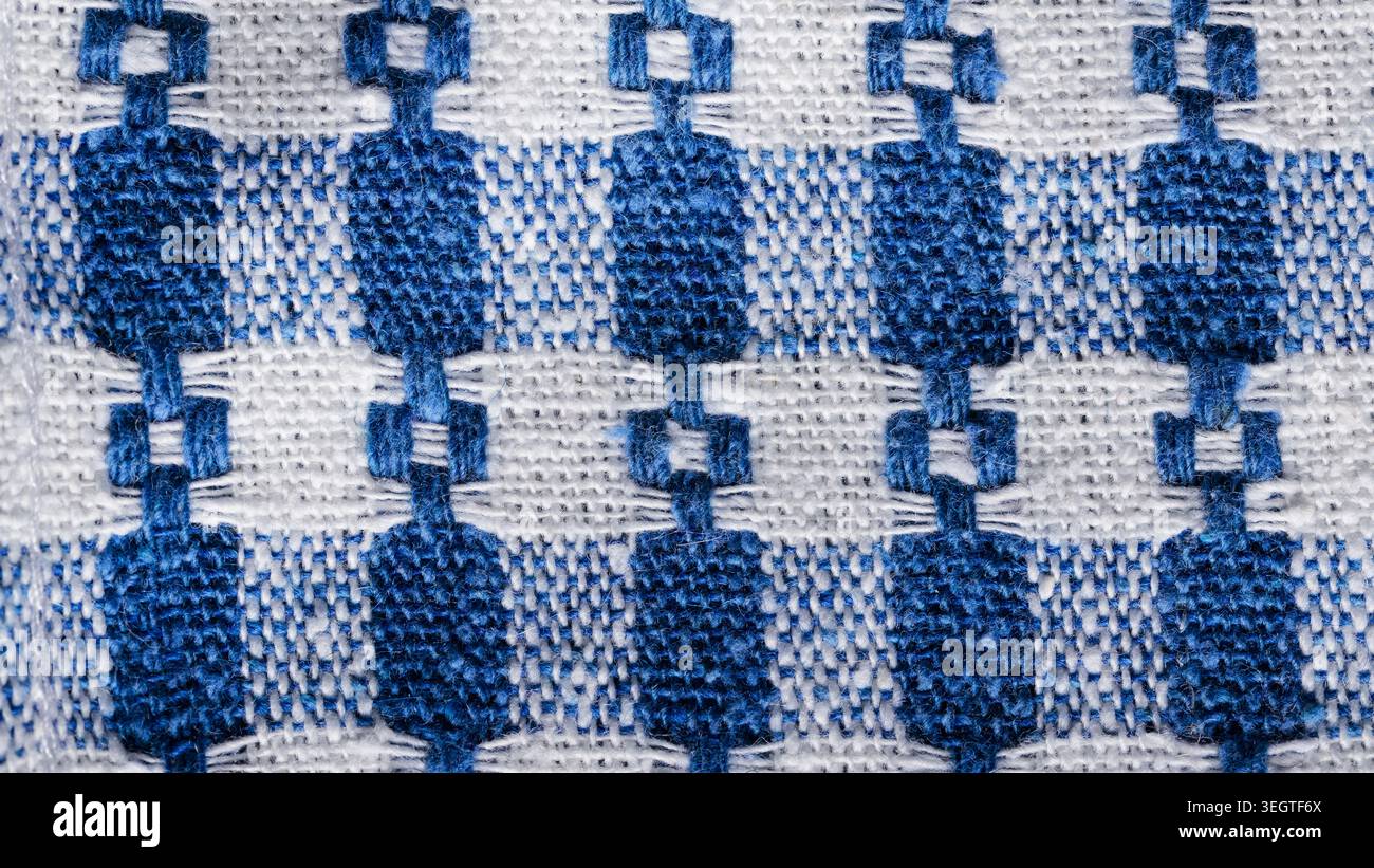 Blau-weiße handgewebte Leinenstoff mit geometrischen Ornamenten Stockfoto