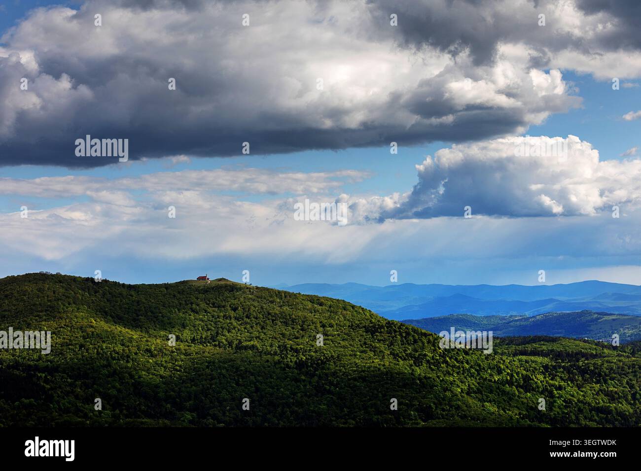 Abgelegene dreifaltigkeitskirche auf dem bewaldeten Javorniki-Gebirge in Slowenien, wunderschöne Landschaft für Outdoor-Sportarten Stockfoto