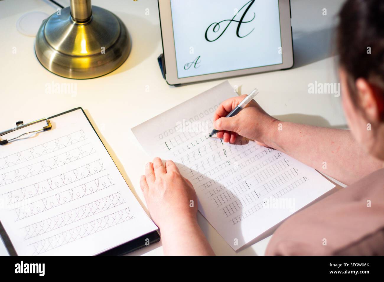 Nahaufnahme der Handschrift der Frau. Aktivierung einzigartiger kognitiver und motorischer Schaltkreise zur Verbesserung der Gedächtnisretention, des Fokus und der Tiefenkonzentriertheit Stockfoto