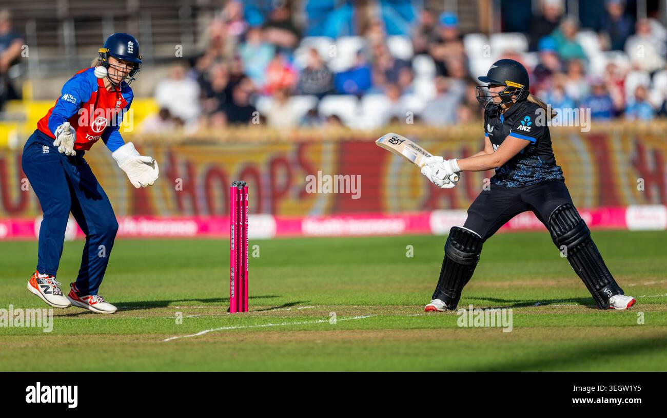 Izzy Gaze spielte für Neuseeland, beobachtet von Keeper Amy Jones in einem 1. Vitality IT20-Spiel zwischen England Women und Neuseeland Women. Stockfoto