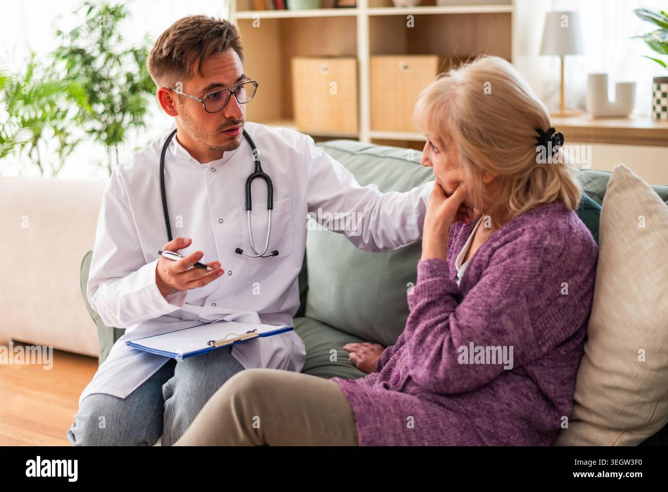 Eine Pflegerin hilft älteren Frauen zu Hause. Professionelle Gesundheitsförderung für ältere Menschen. Stockfoto