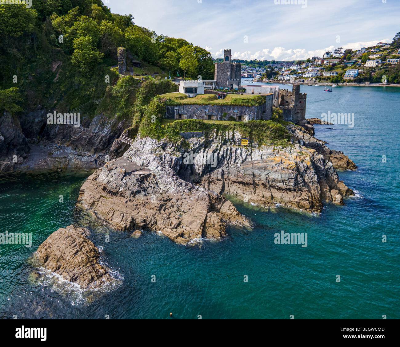 Eingang zur Flussmündung des River Dart mit Dartmouth Castle, St. Petrox Church und Kingswear Castle Gebäuden. Mit einer Drohne an einem sonnigen Tag aufgenommen. Stockfoto