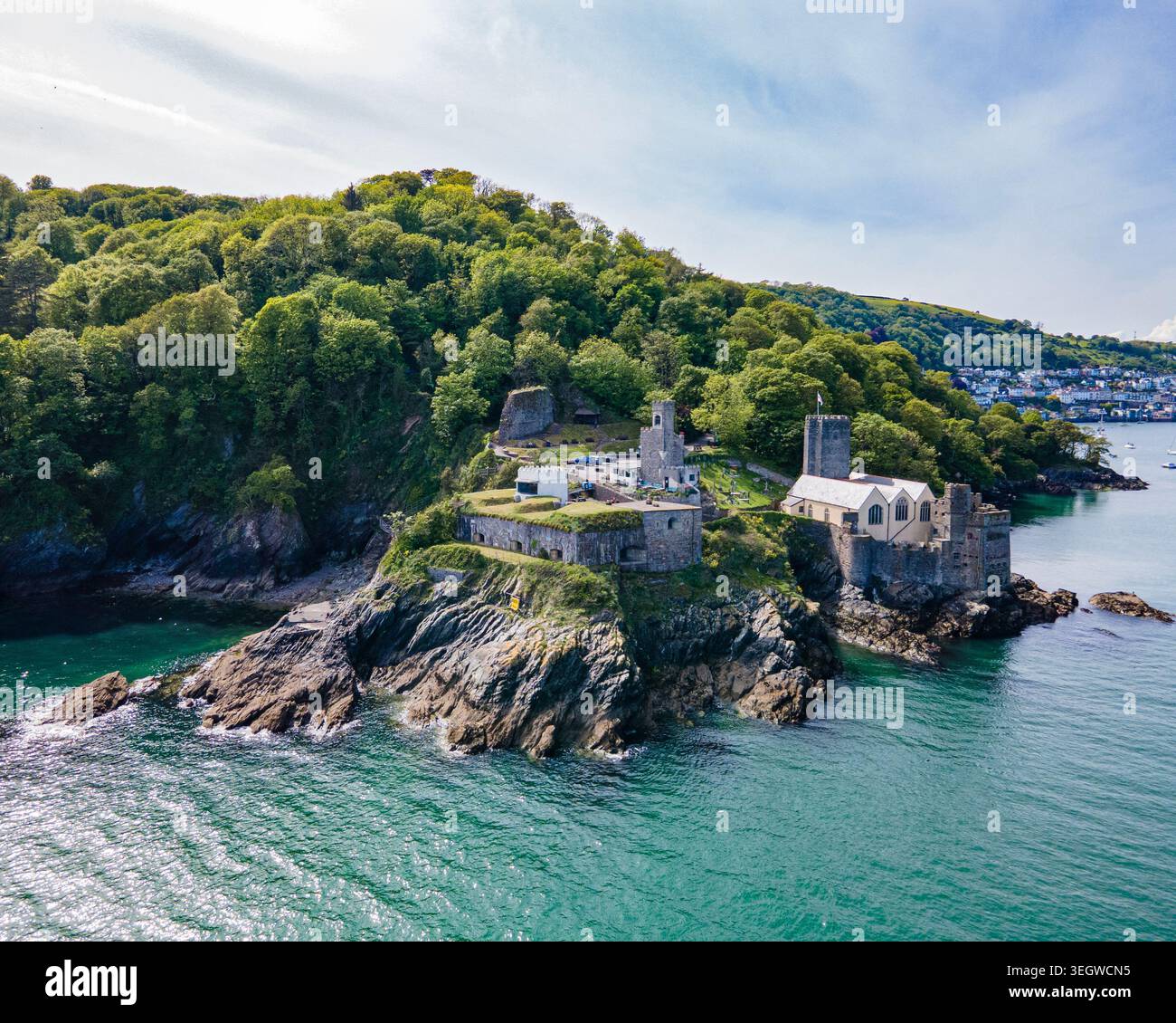 Eingang zur Flussmündung des River Dart mit Dartmouth Castle, St. Petrox Church und Kingswear Castle Gebäuden. Mit einer Drohne an einem sonnigen Tag aufgenommen. Stockfoto