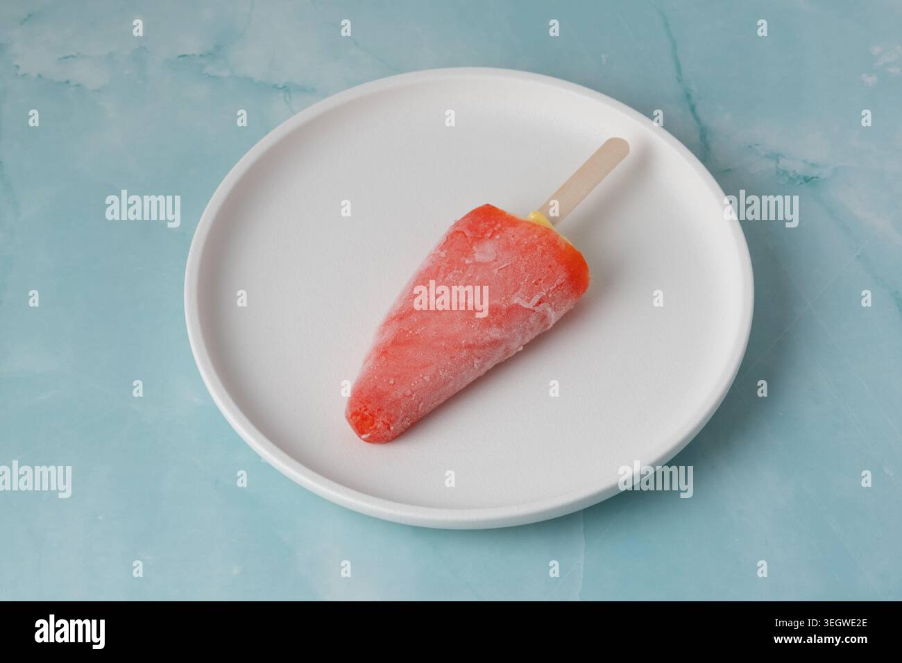 Fruchteis liegt auf einem weißen Teller Stockfoto