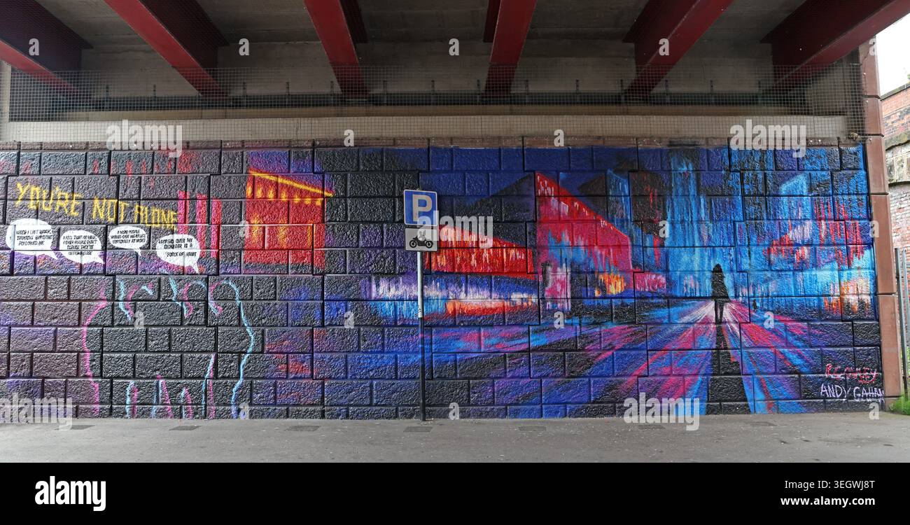Farbenfrohes „You Are Not Alone“-Gemeinschaftsmural, das das Bewusstsein für psychische Gesundheit nahe der Warrington Central-Bahnstation, Winwick St, WA2 7TT, hervorhebt Stockfoto