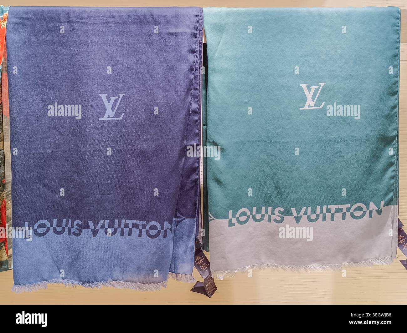 Zwei luxuriöse Louis Vuitton Schals hängen auf der Ausstellung. London, UK, 8. Juni 2024 Stockfoto