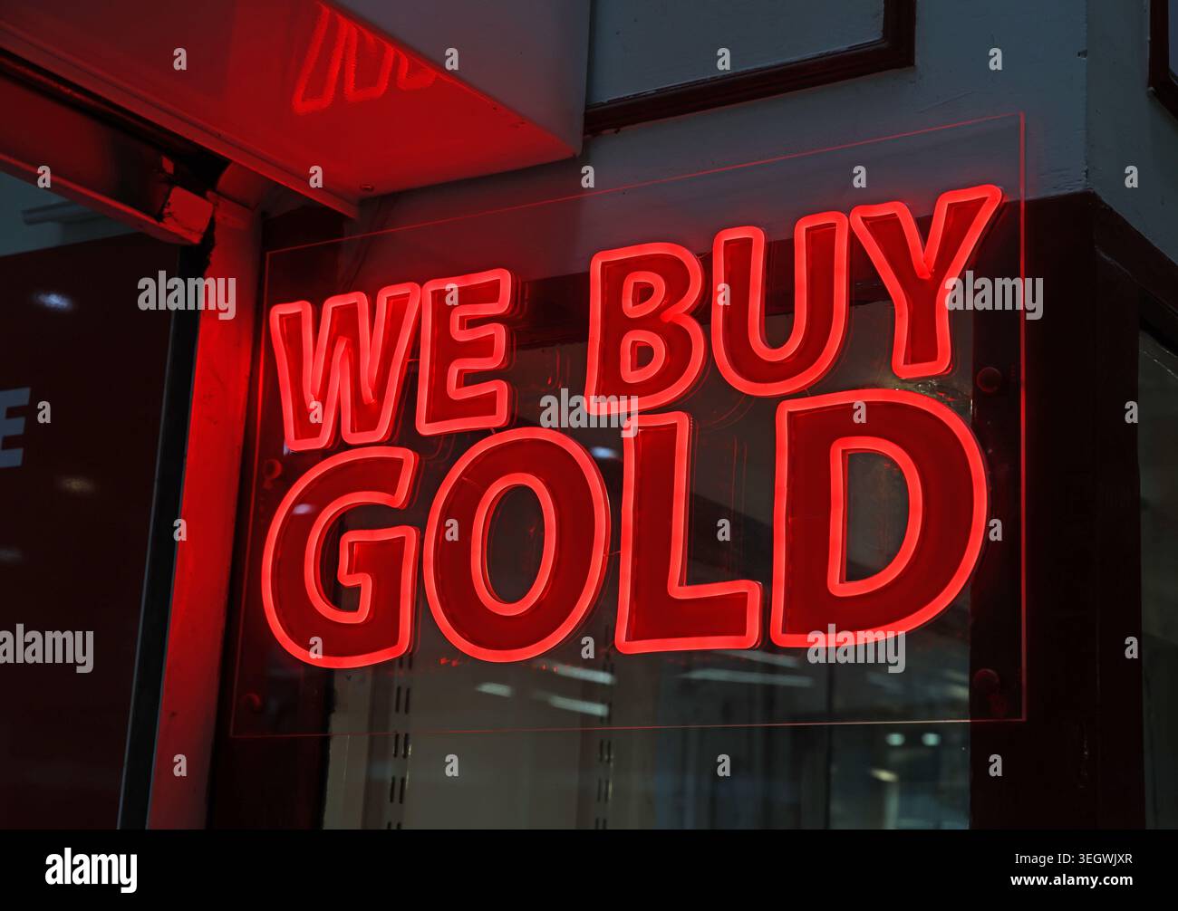 Wir kaufen Gold Neonschild im Pfandleiher-Stil, ein deutliches Symbol für Haushaltsknappheit, Goldpreise und den Verkauf von Schmuck gegen Bargeld. Stockfoto