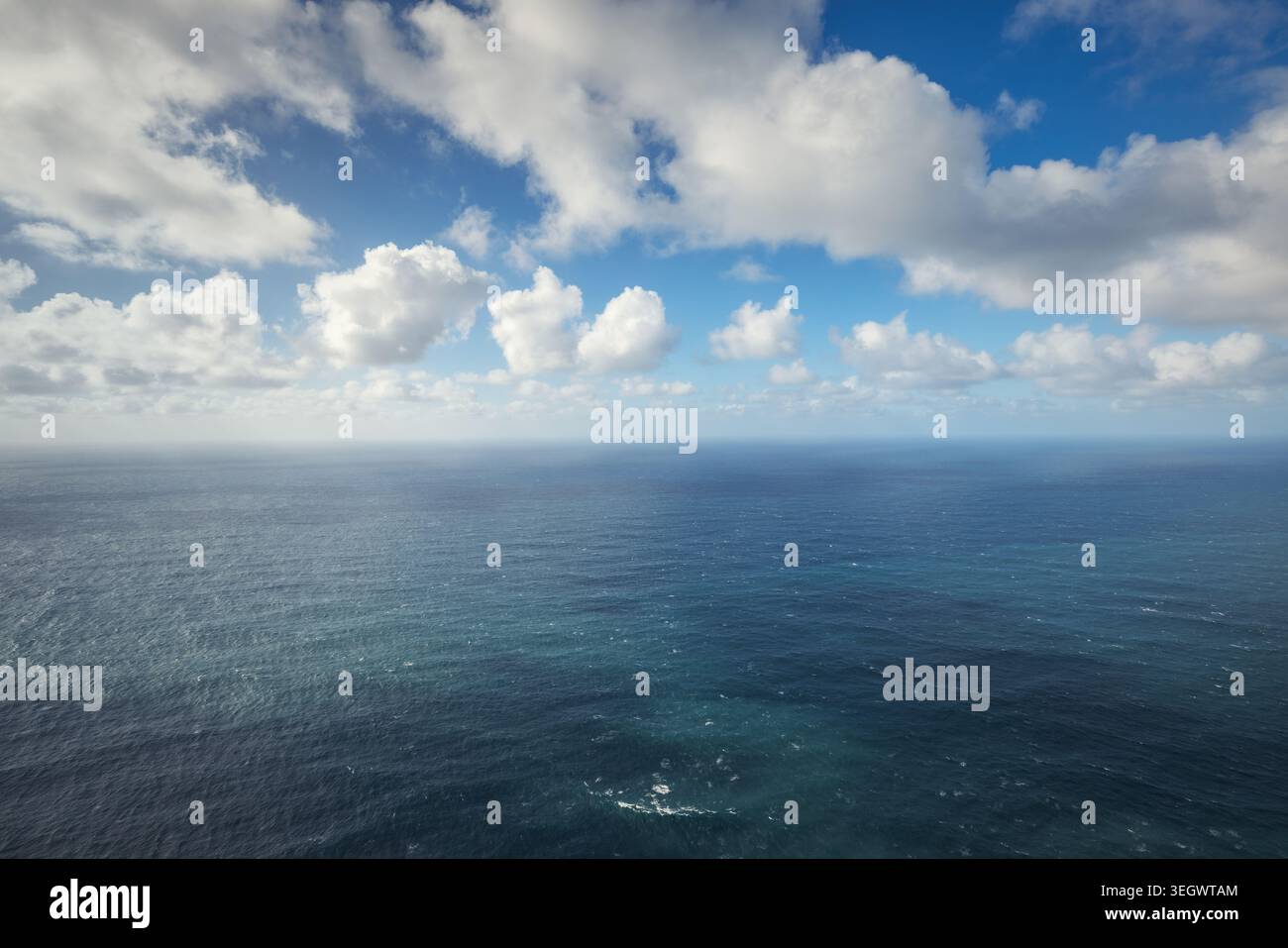 Panoramablick auf den tiefblauen Atlantik unter einem hellen bewölkten Himmel Stockfoto