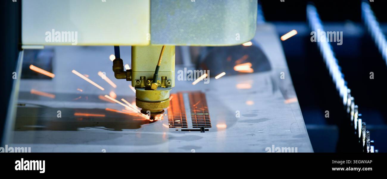 Industrieller CNC-Laserschneider, der Stahlplatten in der Metallbearbeitung verarbeitet. Stockfoto
