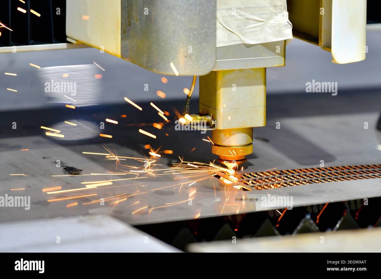 Industrieller CNC-Laserschneider, der Stahlplatten in der Metallbearbeitung verarbeitet. Stockfoto