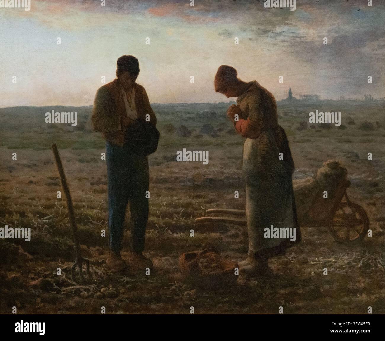 Jean Francois Millet „der Angelus“, 1857–9; Millet-Gemälde; zwei französische Bauern auf einem Feld, die sich über ein Gebet beugen; der Angelus, der das Ende der Tage markiert, arbeiten. Gemälde aus dem 19. Jahrhundert von Millet, einem der Gründer der Schule von Barbizon, der viele Gemälde französischer Bauernbauern malte. Realismus der 1800er Jahre, Ölgemälde auf Leinwand. Stockfoto