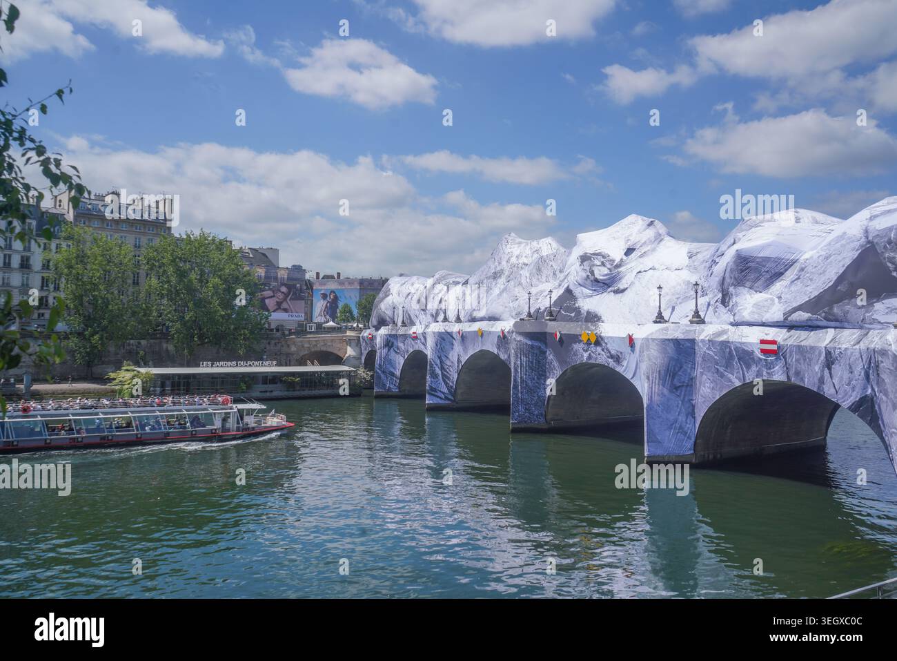 21. Mai 2026 Paris Frankreich La Caverne du Pont Neuf (die Höhle von Pont Neuf), von dem französischen Straßenkünstler JR als Hommage an Christo und Jeanne-Claude Stockfoto