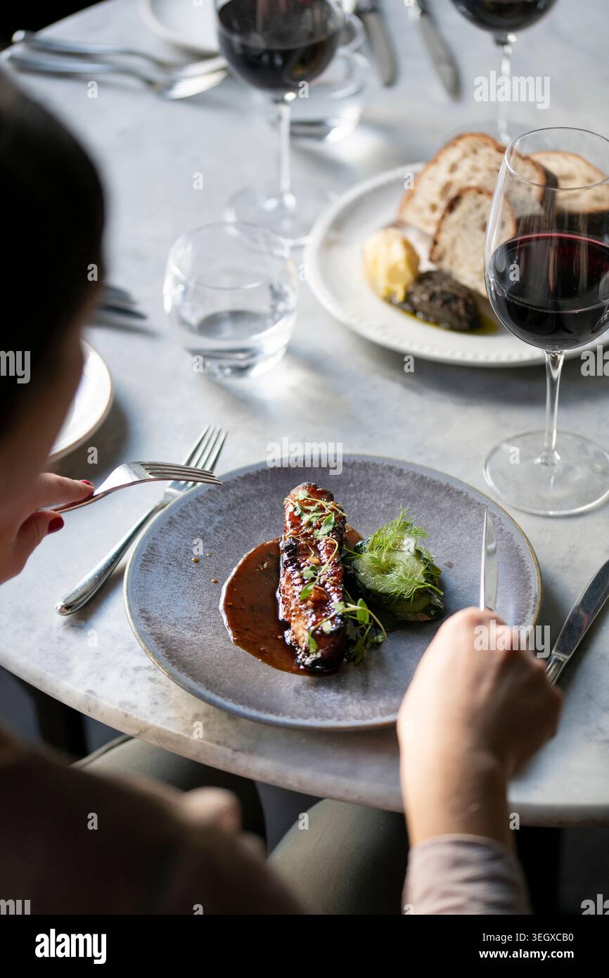 Köstliches Gourmet-Gericht, das in einem gemütlichen Restaurant während eines intimen kulinarischen Erlebnisses serviert wird Stockfoto
