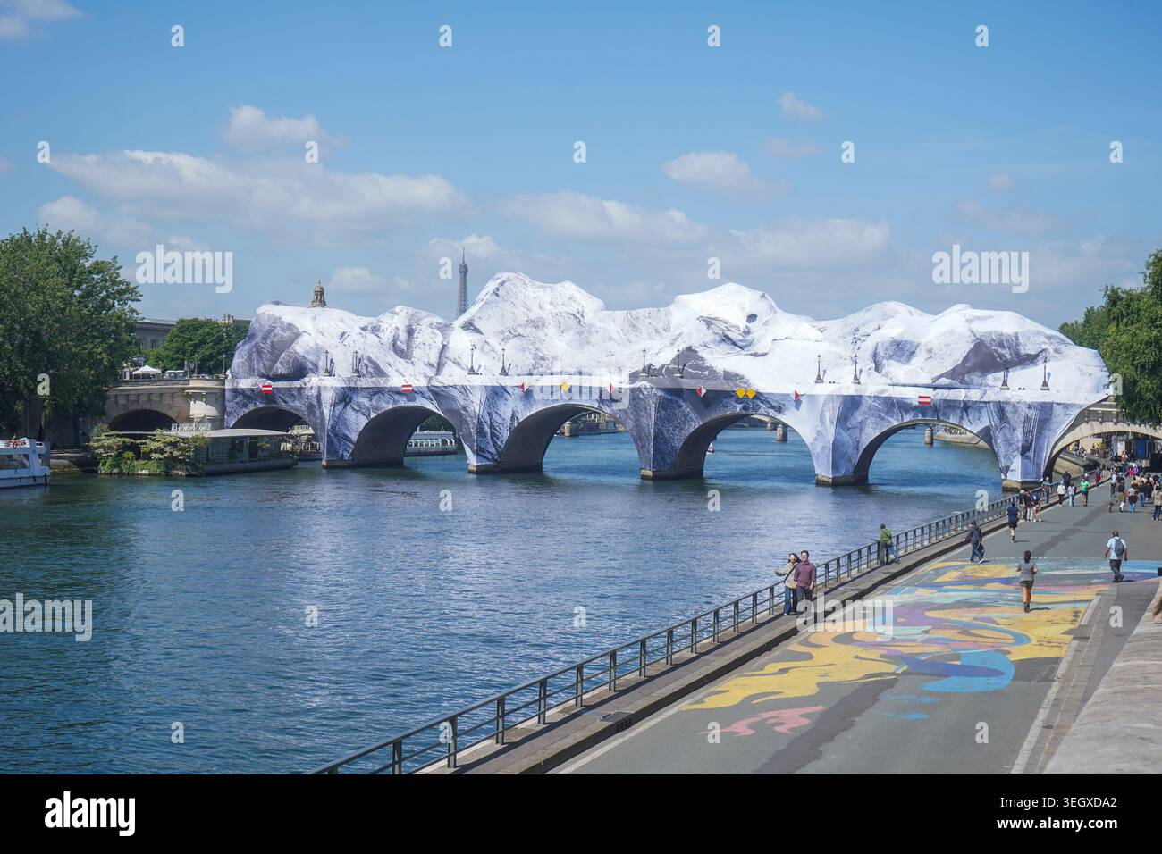 21. Mai 2026 Paris Frankreich La Caverne du Pont Neuf (die Höhle von Pont Neuf), von dem französischen Straßenkünstler JR als Hommage an Christo und Jeanne-Claude Stockfoto