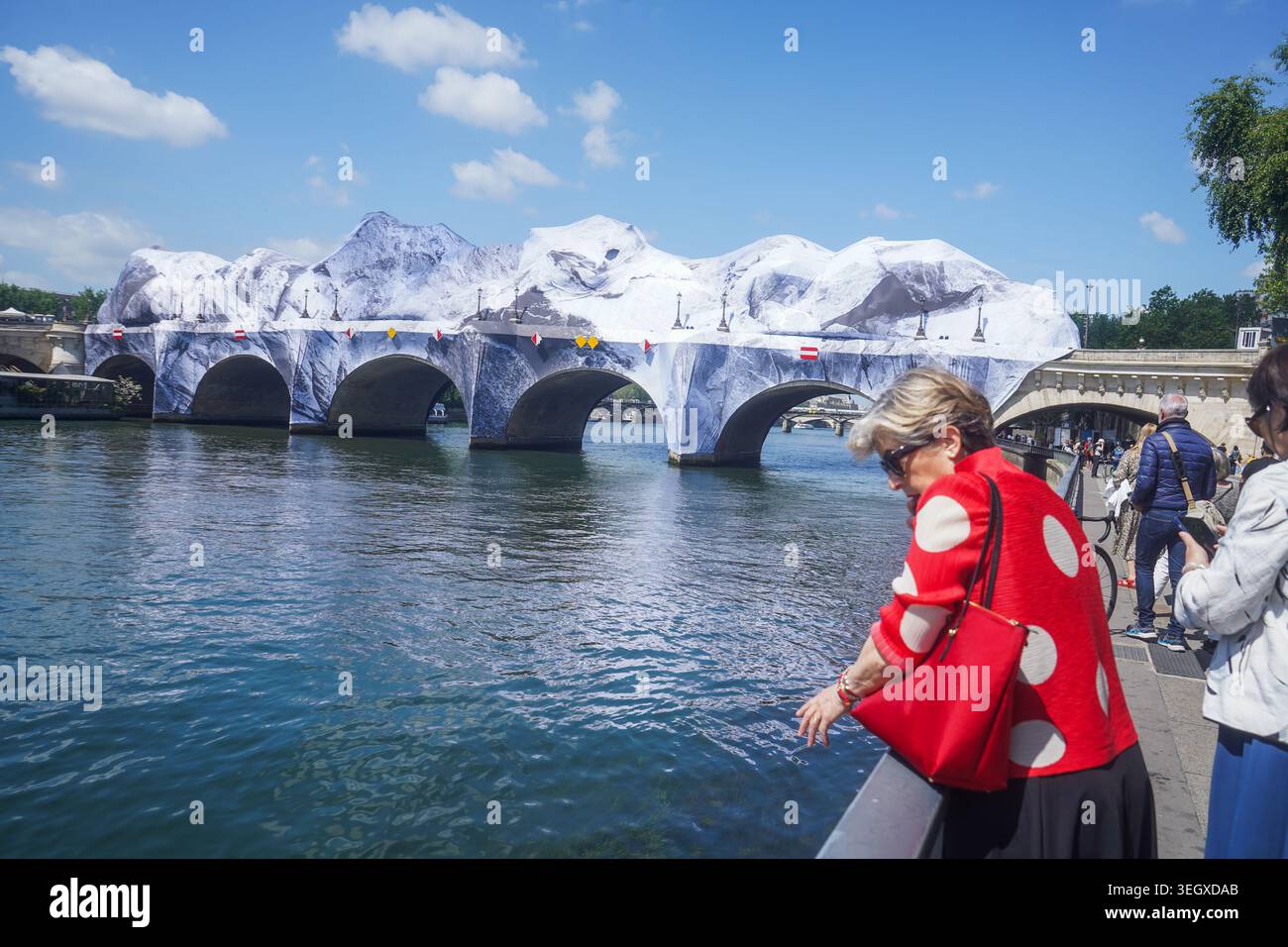 21. Mai 2026 Paris Frankreich La Caverne du Pont Neuf (die Höhle von Pont Neuf), von dem französischen Straßenkünstler JR als Hommage an Christo und Jeanne-Claude Stockfoto