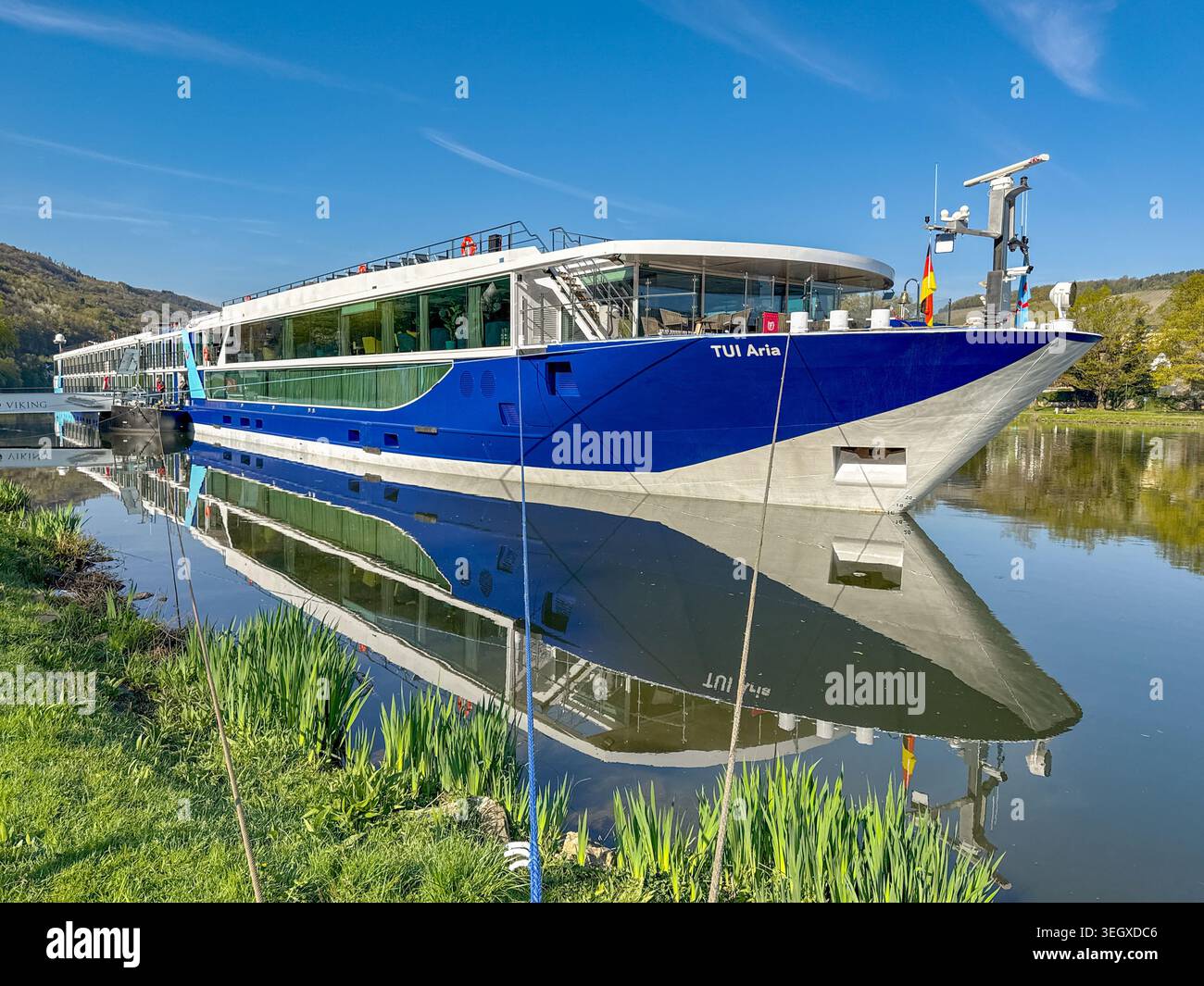 Bernkastel-Kues, Rheinland-Pfalz, Deutschland - 15. April 2026: Das Flussschiff TUI Aria liegt an der Mosel - Smartphone-aufgenommenes Stockfoto