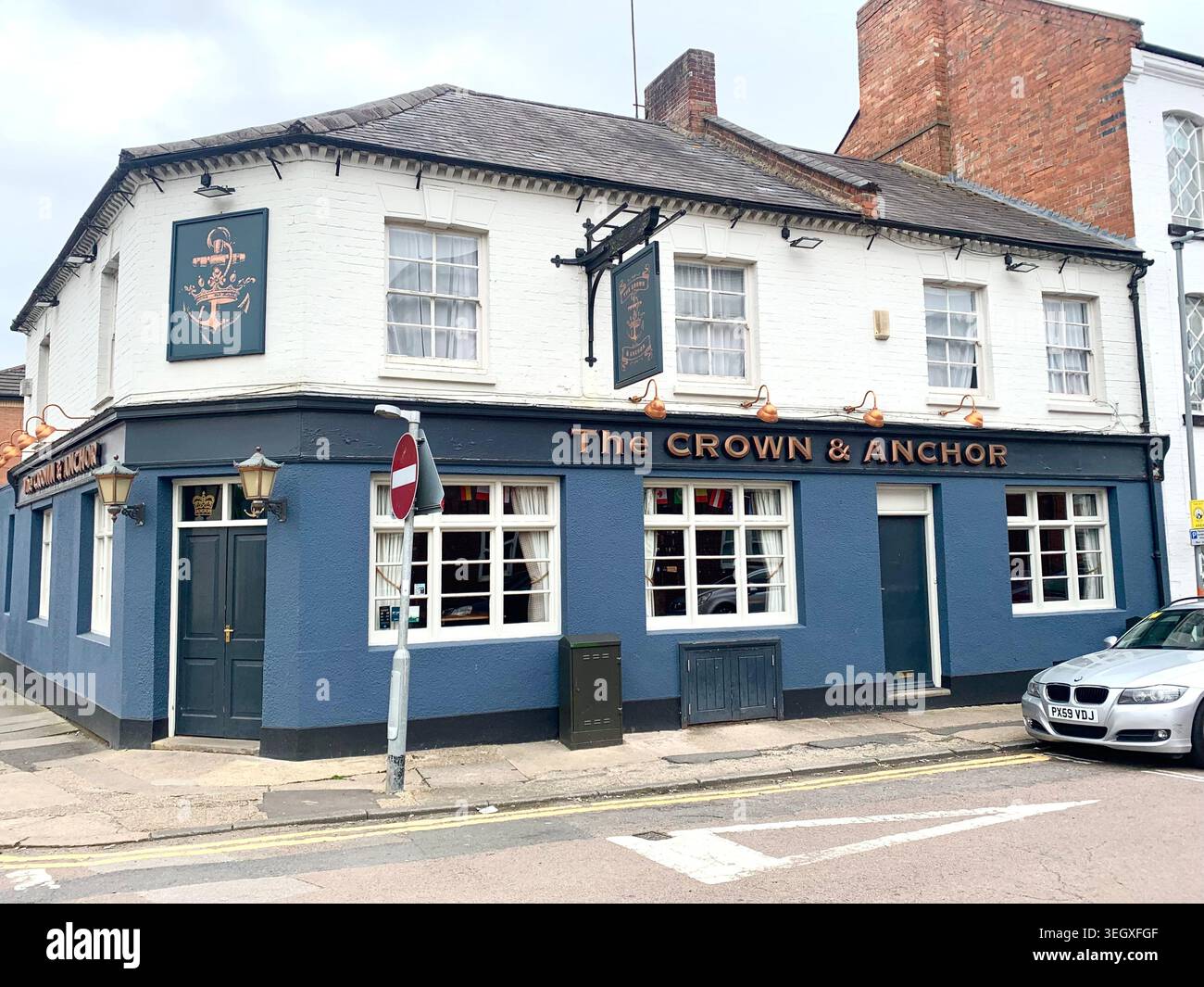 The Crown and Anchor Pub in Victoria Road Northampton England an einer Straßenecke mit klassischer blau-weißer Fassade und Schild - Smartphone-aufgenommenes Stockfoto