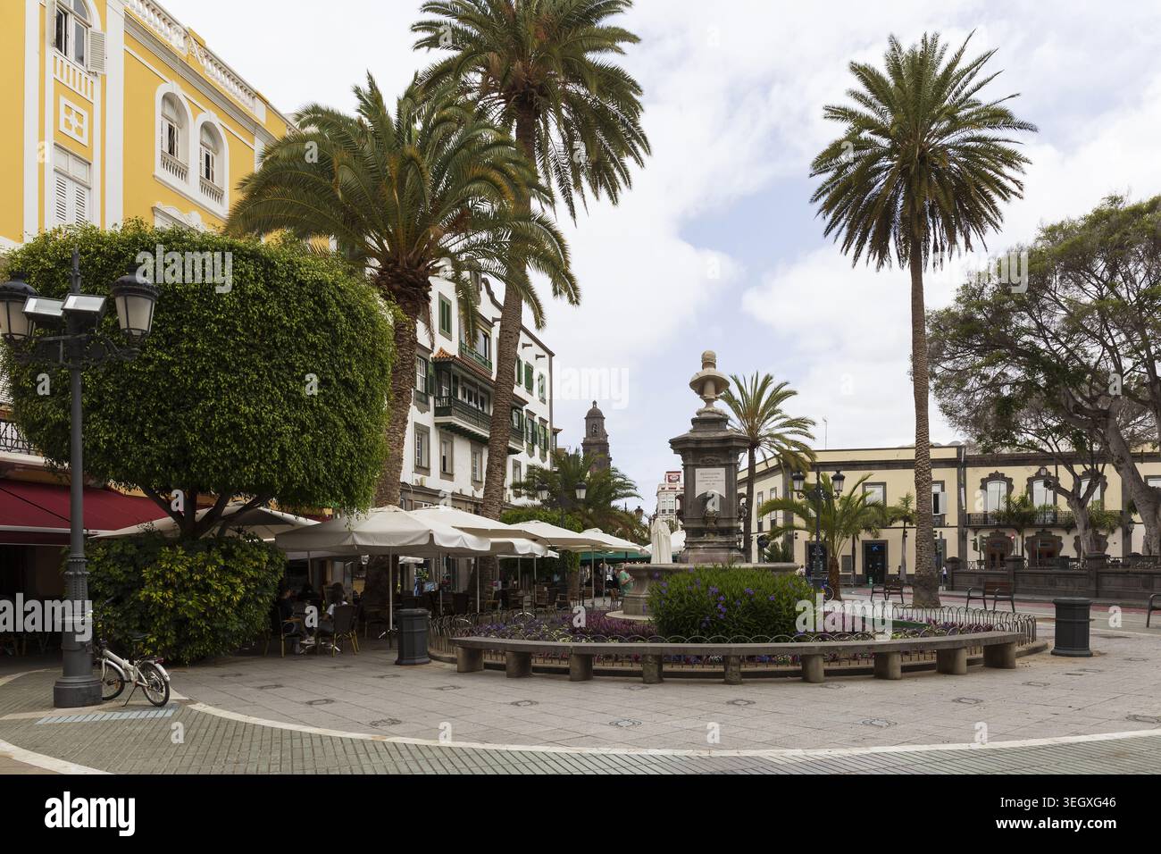 Sonniger Stadtplatz mit Palmen und historischer Architektur in Las Palmas de Gran Canaria, Kanarischen Inseln, Spanien. Stockfoto