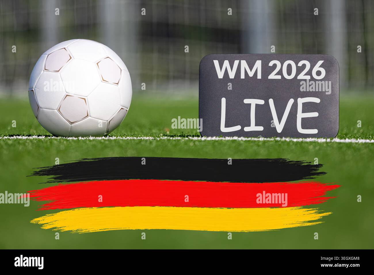 (Fotomontage) Fußball mit einem WM 2026 LIVE-Schild vor einem schwarz, rot und Gold gestreiften Hintergrund Stockfoto