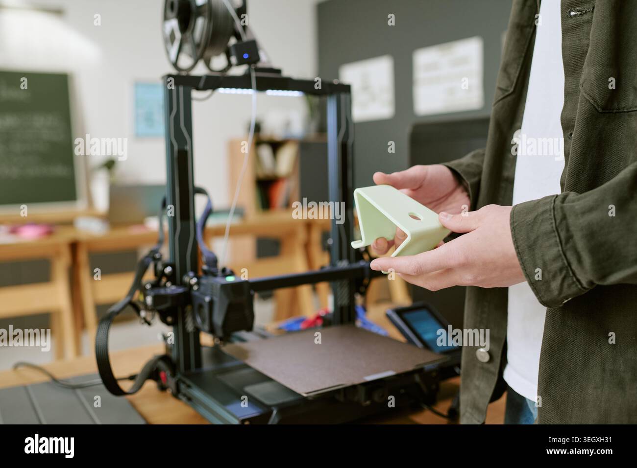 Unerkennbarer Teenager, der einen 3D-gedruckten Prototyp in der Werkstatt im Klassenzimmer hält Stockfoto
