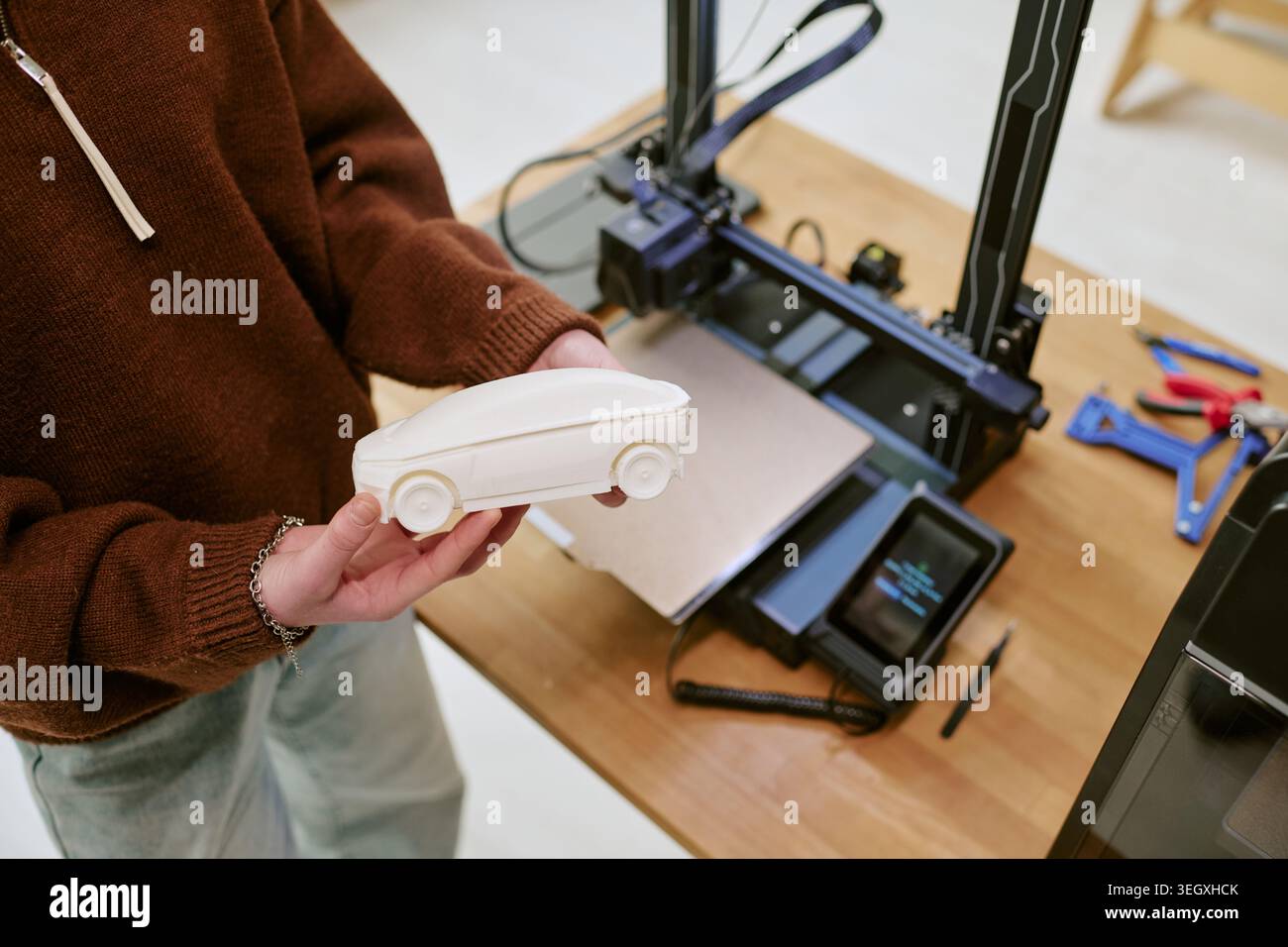 Teenager, das 3D-gedrucktes Automodell für Prototypen hält Stockfoto