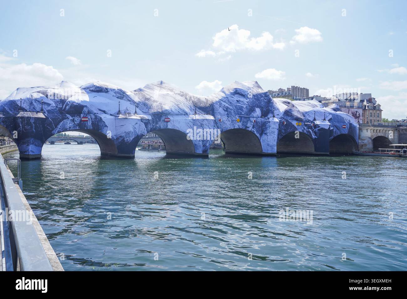 21. Mai 2026 Paris Frankreich La Caverne du Pont Neuf (die Höhle von Pont Neuf), von dem französischen Straßenkünstler JR als Hommage an Christo und Jeanne-Claude Stockfoto