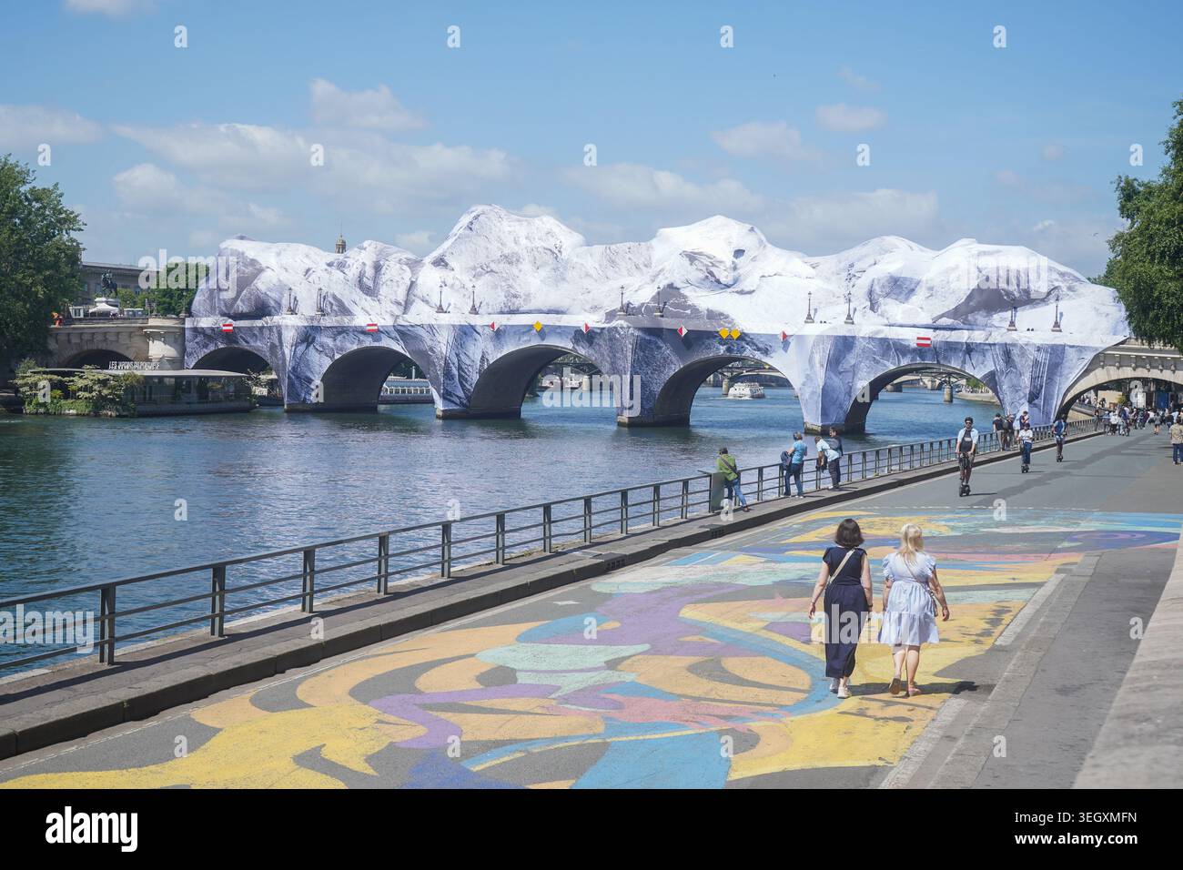 21. Mai 2026 Paris Frankreich La Caverne du Pont Neuf (die Höhle von Pont Neuf), von dem französischen Straßenkünstler JR als Hommage an Christo und Jeanne-Claude Stockfoto