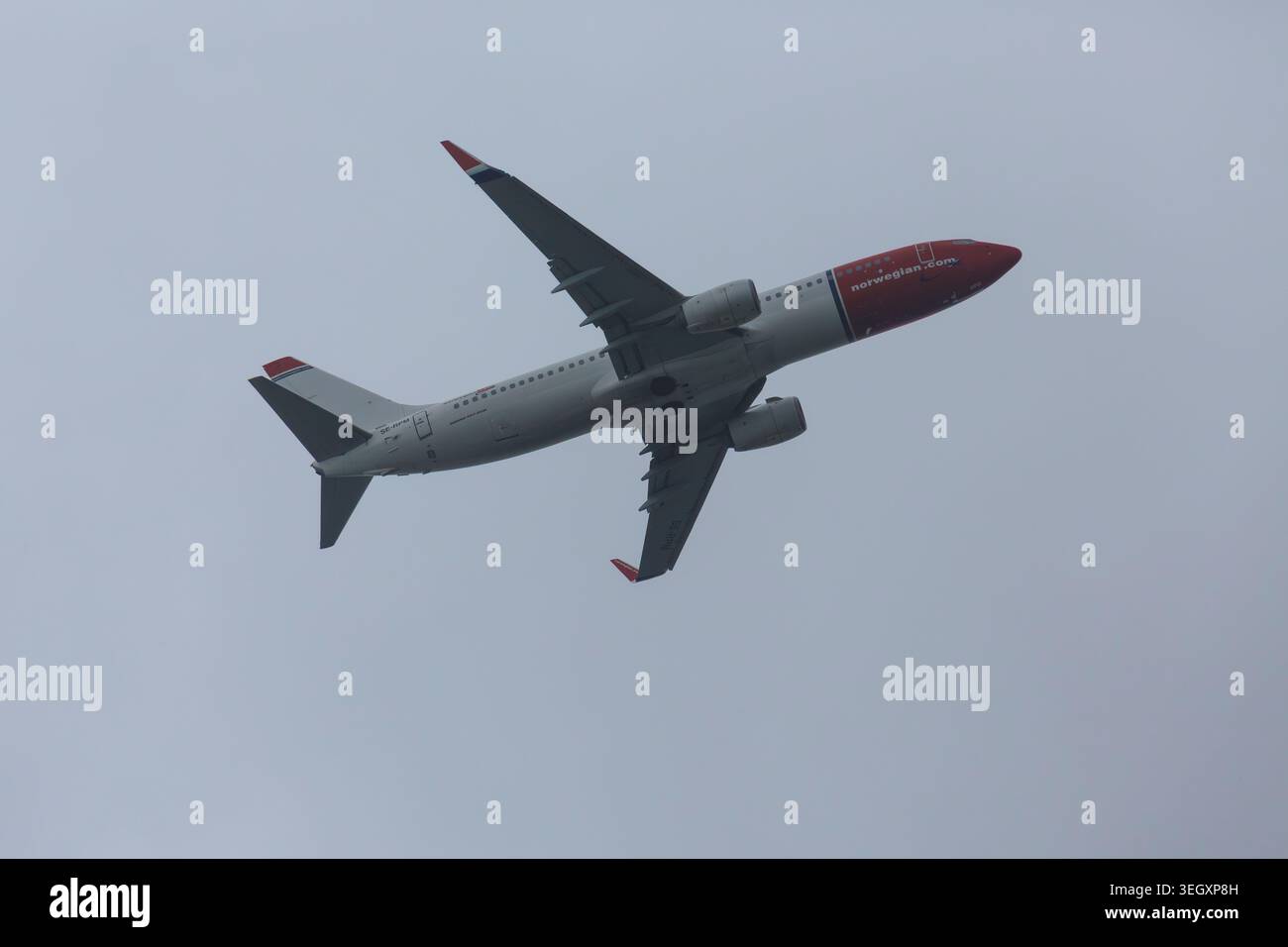 Norwegisches Flugzeug der Boeing 737-800 SE-RPM im Flug klettern, nachdem er den Flughafen Gatwick West Sussex UK verlassen hatte, gesehen vom benachbarten County in Surrey Stockfoto