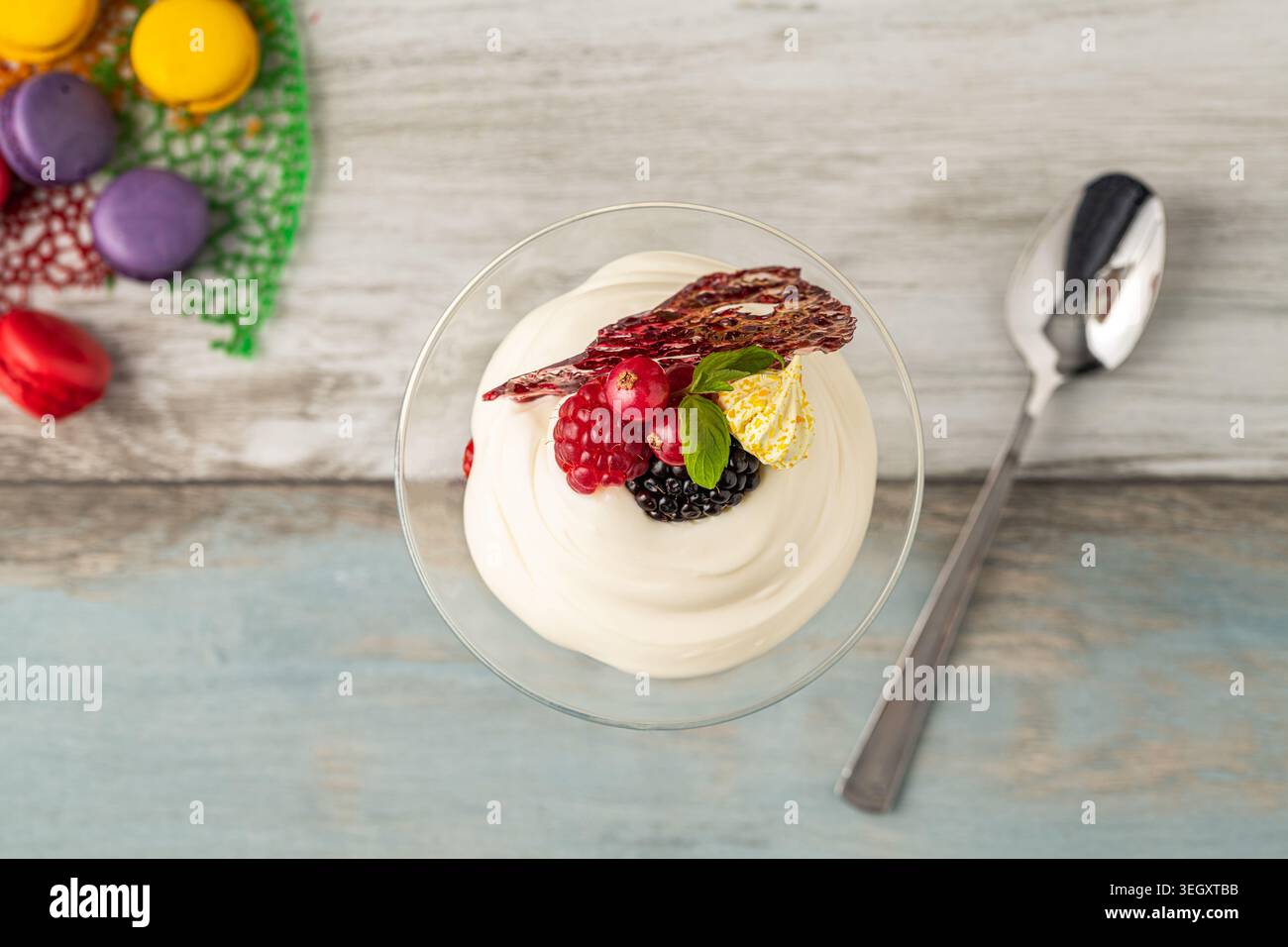 Cremiges Gourmet-Dessert im Martini-Glas mit Beerenbelag Stockfoto