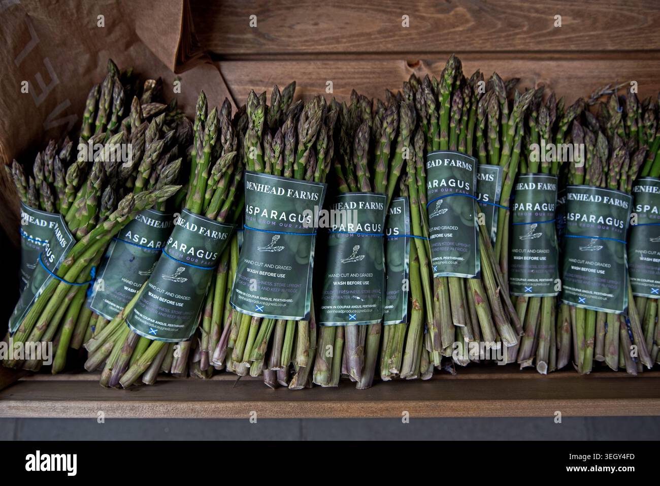 Spargelpakete von Denhead Farms zum Verkauf in I J Mellis, Stockbridge, Edinburgh, Schottland, Großbritannien. Stockfoto