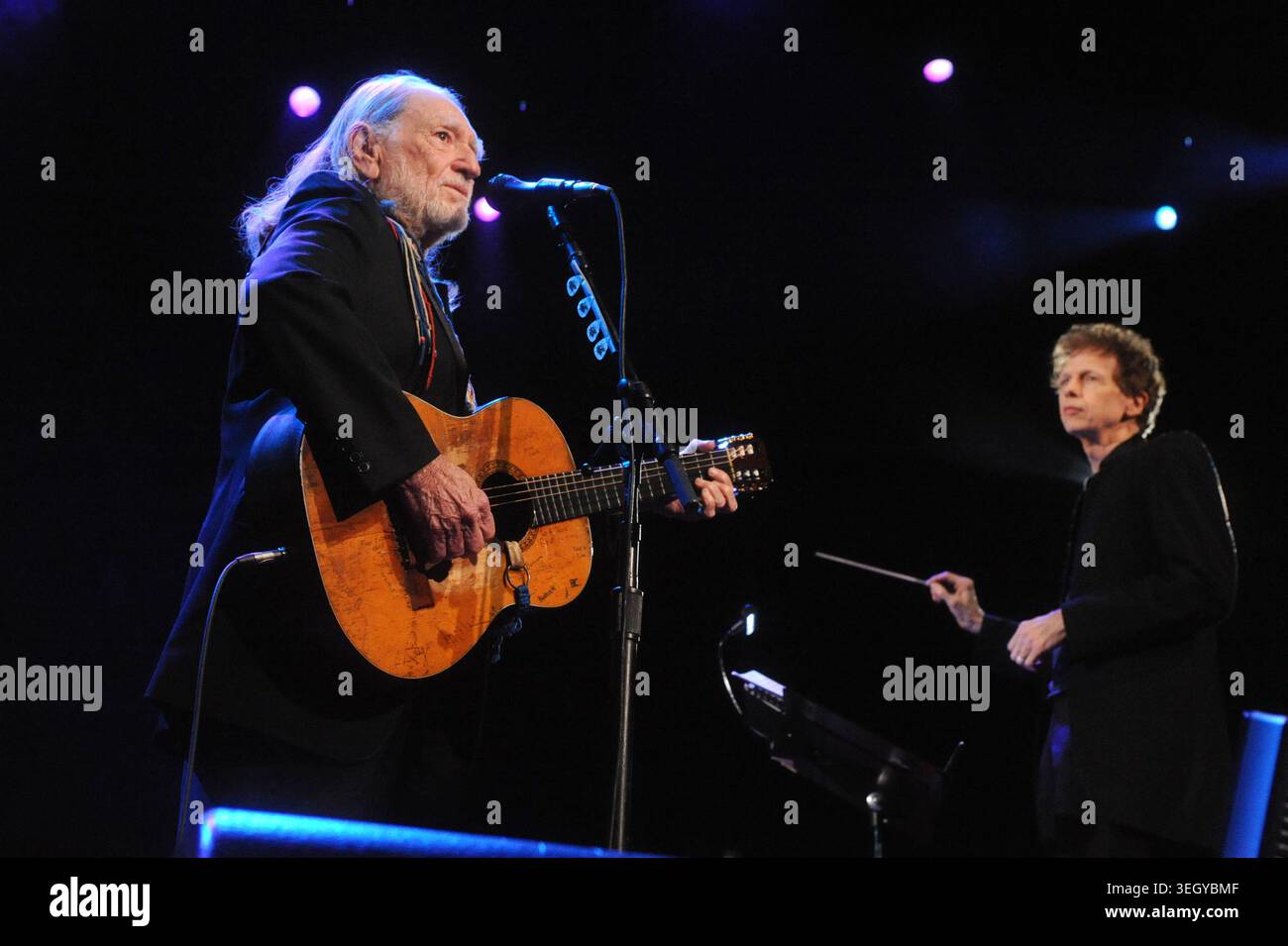 Willie Nelson tritt am 13. Februar 2011 im ACL Live im Moody Theater in Austin, Texas auf. (Foto: John Anderson/The Austin Chronicle) Stockfoto