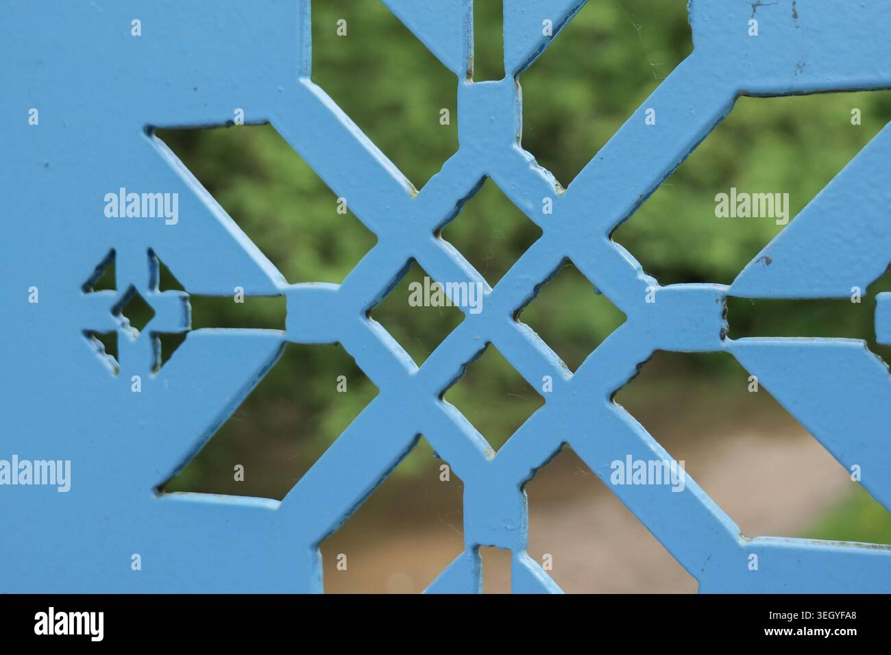 Blaues Metallgitter mit Diamant- und Sternmuster Stockfoto