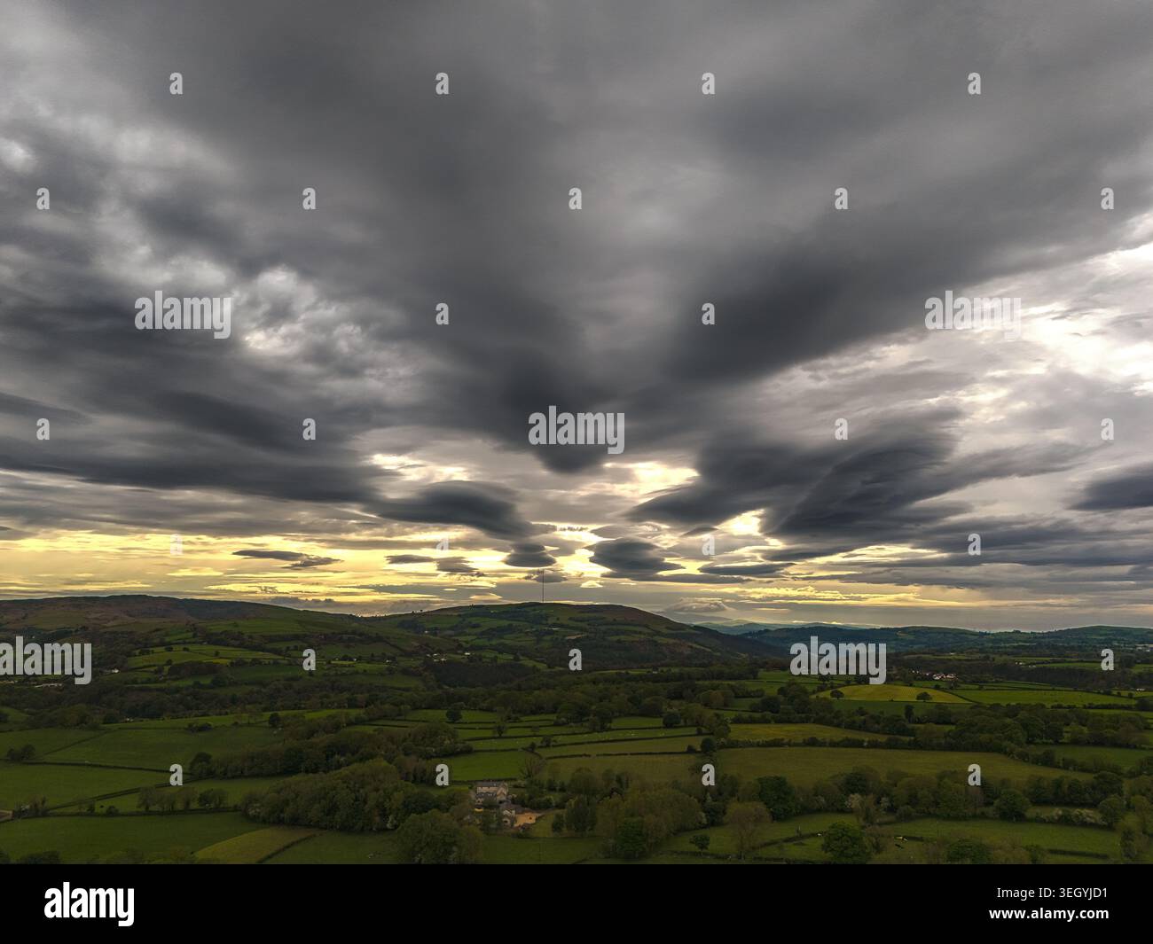 Flintshire, Nordwales. Wetter in Großbritannien: 21. Mai 2026, die Temperaturen beginnen mit einer Hitzewelle auf dem Weg zu steigen, was Lenticular Clouds über dem ländlichen Flintshire und der Clwydian Range nahe dem Dorf Lixwm, Flintshire, Nordwales verursacht. ©DGDImages/Alamy Live News Stockfoto
