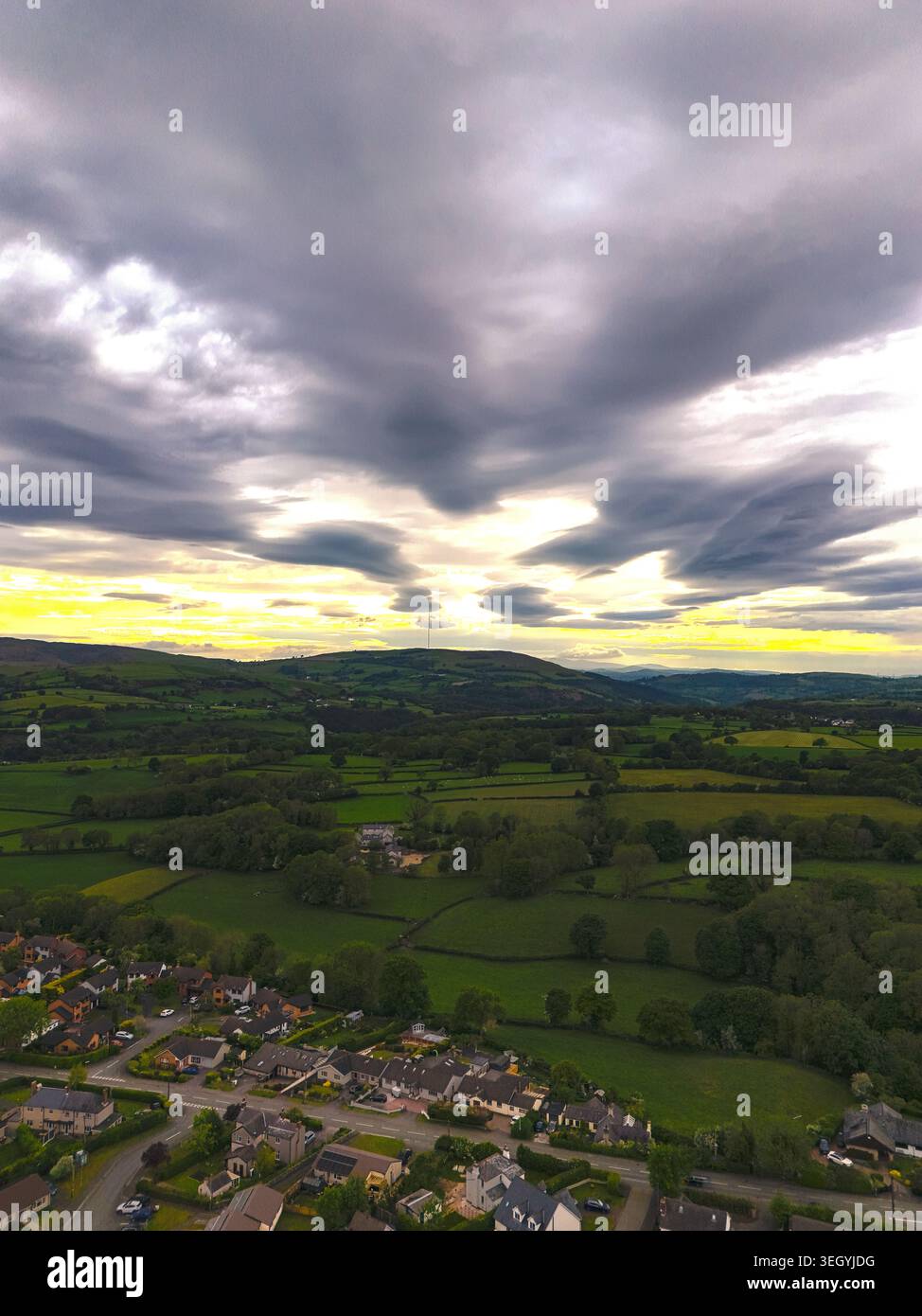 Flintshire, Nordwales. Wetter in Großbritannien: 21. Mai 2026, die Temperaturen beginnen mit einer Hitzewelle auf dem Weg zu steigen, was Lenticular Clouds über dem ländlichen Flintshire und der Clwydian Range nahe dem Dorf Lixwm, Flintshire, Nordwales verursacht. ©DGDImages/Alamy Live News Stockfoto