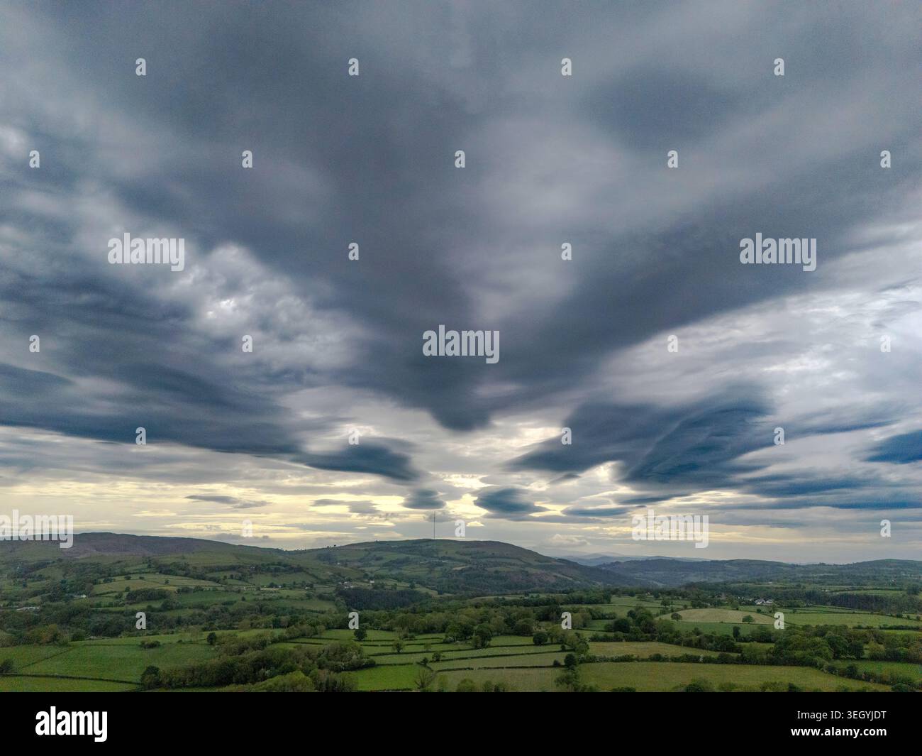 Flintshire, Nordwales. Wetter in Großbritannien: 21. Mai 2026, die Temperaturen beginnen mit einer Hitzewelle auf dem Weg zu steigen, was Lenticular Clouds über dem ländlichen Flintshire und der Clwydian Range nahe dem Dorf Lixwm, Flintshire, Nordwales verursacht. ©DGDImages/Alamy Live News Stockfoto