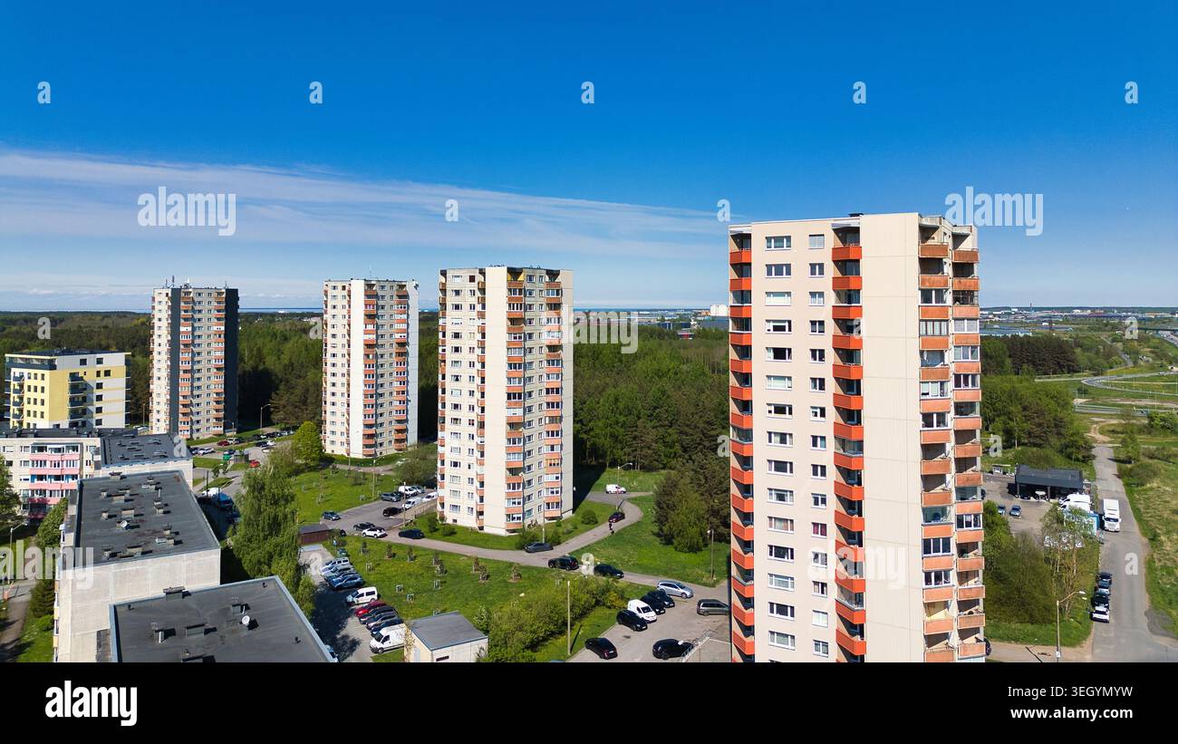 Drohnenansicht der sowjetischen Ära Hochhäuser in Tallinn Lasnamäe Stockfoto