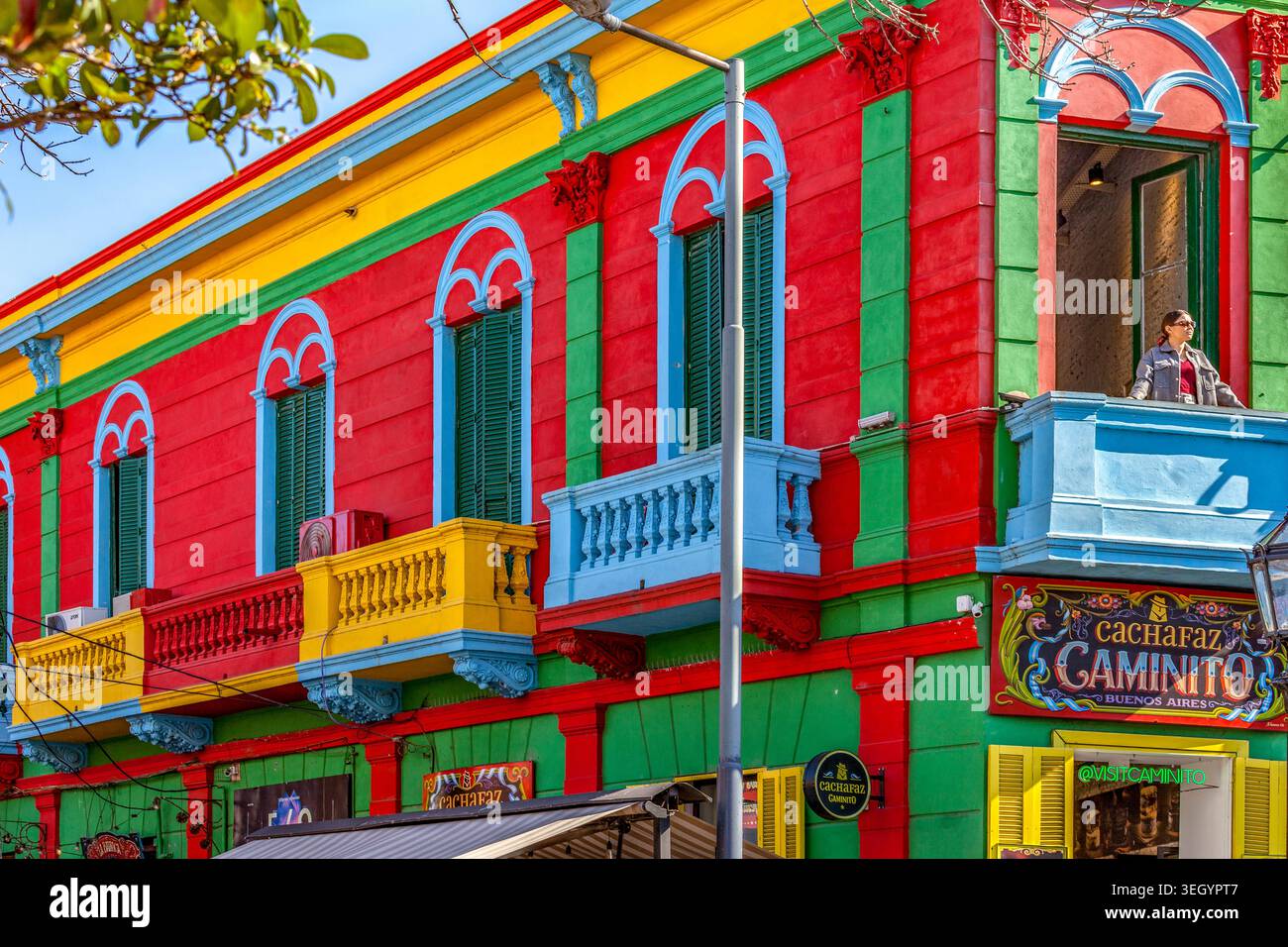 Hell gestrichenes Gebäude in Caminito, dem farbenfrohen Markt in La Boca, Buenos Aires, Argentinien Stockfoto