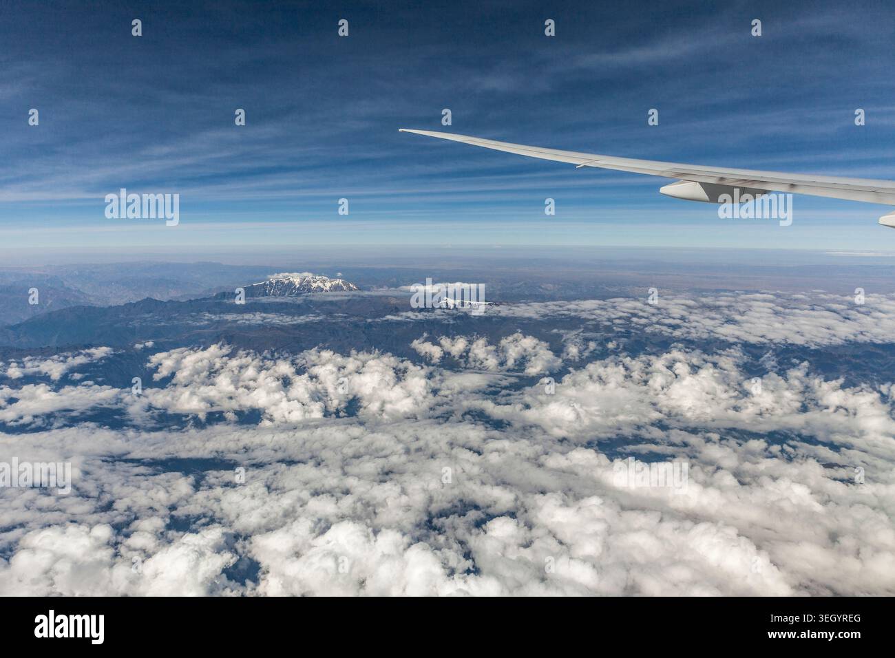 Blick aus einem Flugzeugfenster auf die Anden, während Sie über Peru fliegen Stockfoto