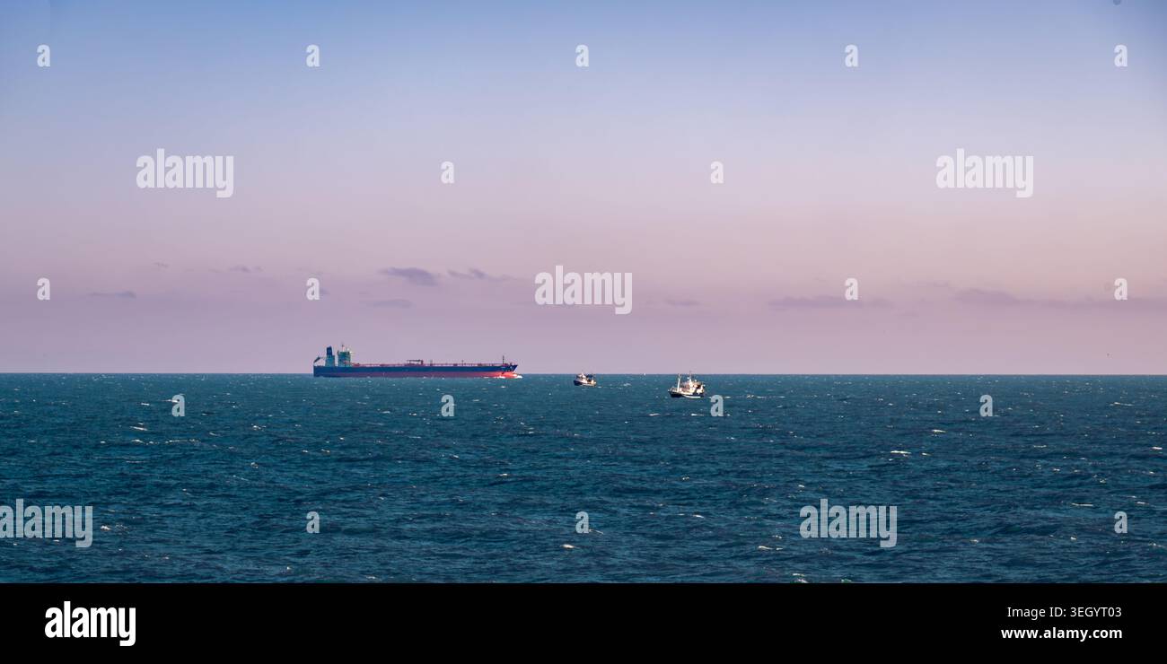 Frachtschiffe und kleine Fischerboote, die auf den offenen Gewässern des Skagerrak zwischen Norwegen und Dänemark fahren Stockfoto