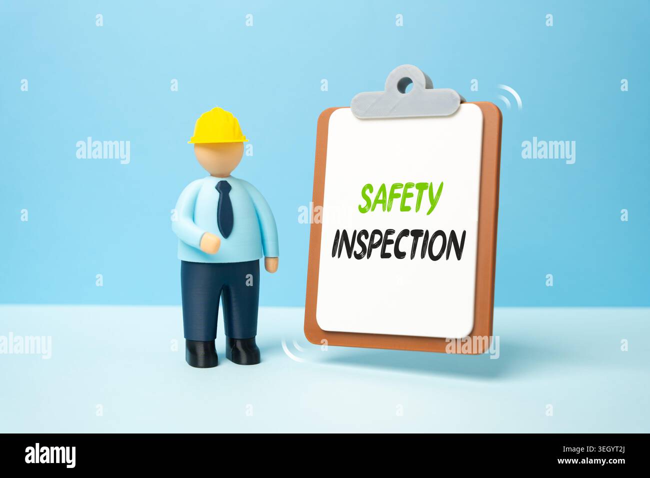 Sicherheitsinspektor mit Schutzhelm. Audit der Arbeitsplatzsicherheit. Inspektion der Einhaltung industrieller Vorschriften, Gefahrenverhütung und Überwachung der Baustellenstandards Stockfoto