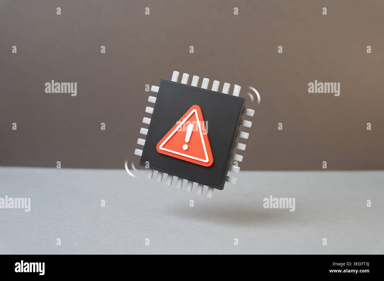 Microchip mit Warnung. Mangel an Chips und elektronischen Bauteilen. Fabrikfehler, beschädigte Hardware und Risiken durch defekte Halbleiterchargen. Stockfoto