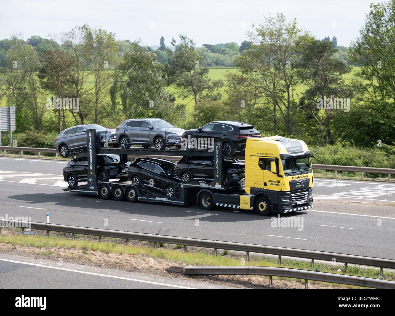 Arnold Clark Transportwagen mit BYD-Autos, Autobahn M40, Warwickshire, Großbritannien Stockfoto