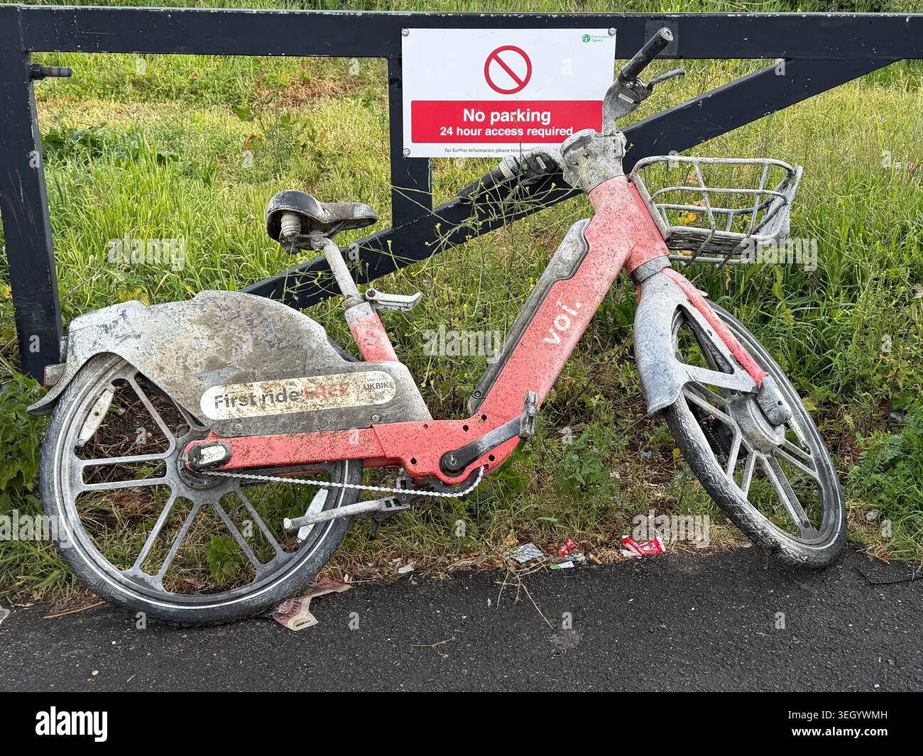 Verlassenes VOI-Fahrrad, aus dem Fluss gefischt Stockfoto