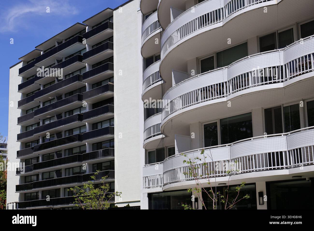 Wohnviertel, Apartmenthäuser mit großen Balkonen Stockfoto