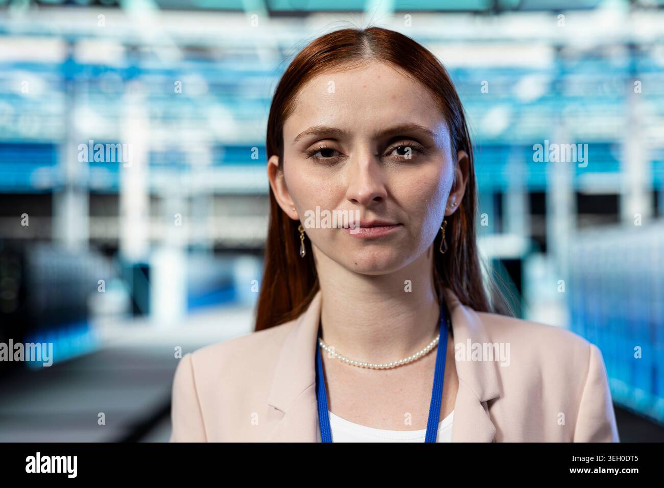 Porträt-Nahaufnahme einer Programmiererin im Rechenzentrum, die vor Netzwerkbedrohungen schützt. Server Hub Cybersicherheit Mitarbeiter prüfen Systeme auf Fehler und Computerfehler Stockfoto