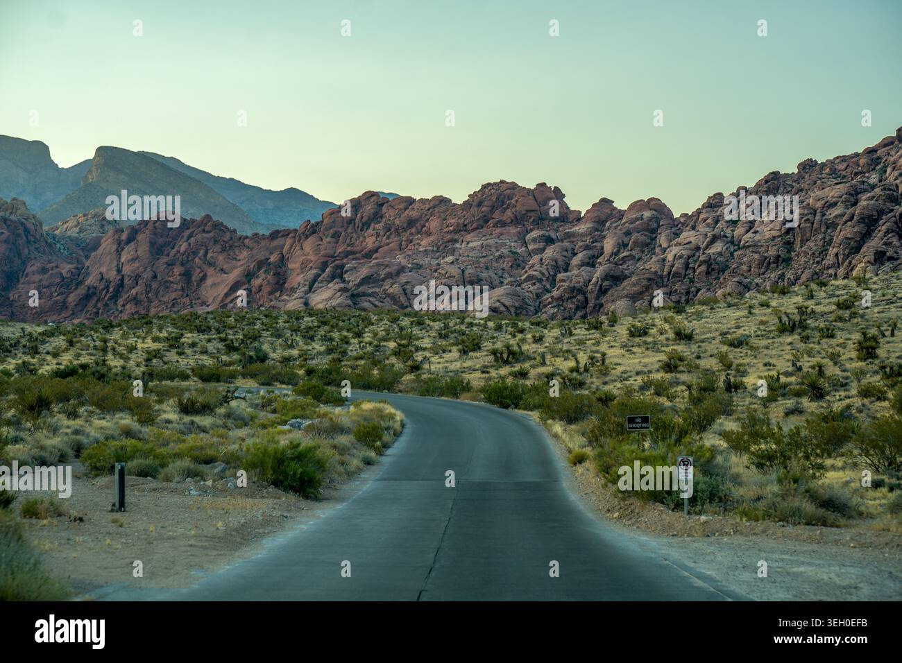 Malerische Wüstenstraße durch den Red Rock Canyon in der Nähe von Las Vegas, Nevada. Stockfoto